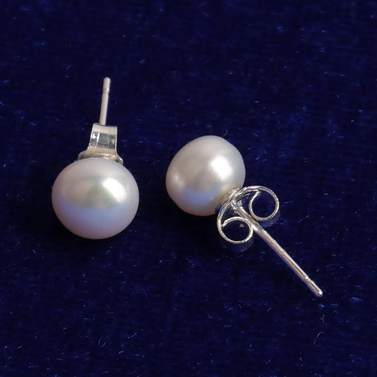 https://javiergems.com/products/pearl-earrings™