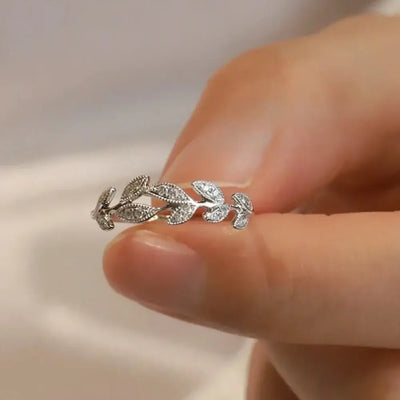 https://javiergems.com/products/925-sterling-silver-vvs1-moissanite-leaf-shape-ring™
