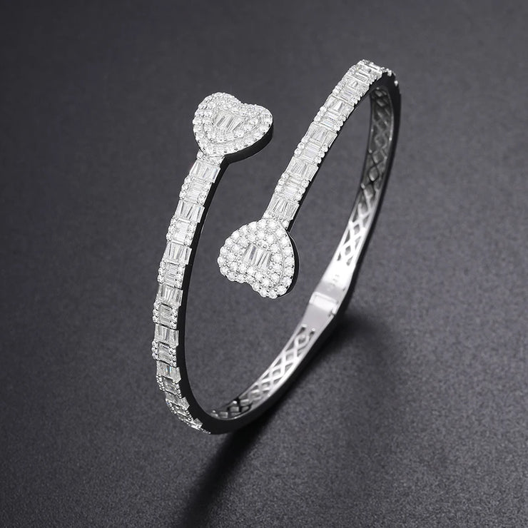 https://javiergems.com/products/925-sterling-silver-vvs1-moissanite-baguette-cut-heart-cuff-bracelet™